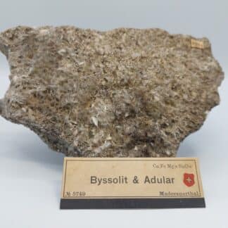 Byssolite et Adulaire, vallée de Maderanerthal, Suisse.