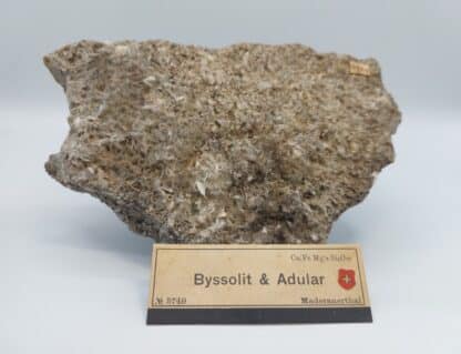 Byssolite et Adulaire, vallée de Maderanerthal, Suisse.