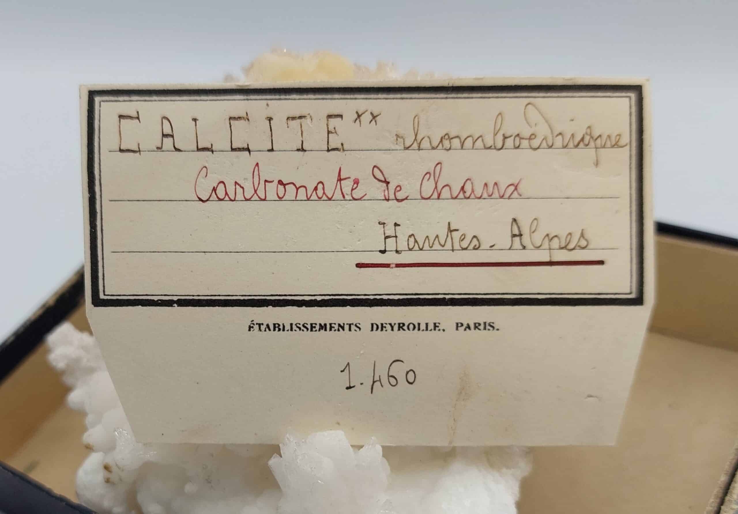 Un beau spécimen d’aragonite. Une première génération botyoïdale à l’aspect saccharoïde partiellement recouverte d’une seconde génération en aiguilles brillantes et parfaitement gemmes. Spécimen étiqueté « calcite » des Hautes-Alpes sans plus de précisions. Ex-Deyrolle avec boite et étiquette d’origine.