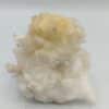 Un beau spécimen d’aragonite. Une première génération botyoïdale à l’aspect saccharoïde partiellement recouverte d’une seconde génération en aiguilles brillantes et parfaitement gemmes. Spécimen étiqueté « calcite » des Hautes-Alpes sans plus de précisions. Ex-Deyrolle avec boite et étiquette d’origine.