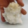 Un beau spécimen d’aragonite. Une première génération botyoïdale à l’aspect saccharoïde partiellement recouverte d’une seconde génération en aiguilles brillantes et parfaitement gemmes. Spécimen étiqueté « calcite » des Hautes-Alpes sans plus de précisions. Ex-Deyrolle avec boite et étiquette d’origine.