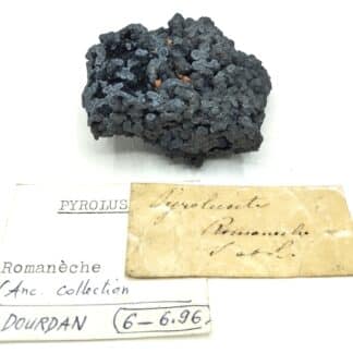 Pyrolusite sur Romanèchite, Romanèche-Thorins, Saône-et-Loire.