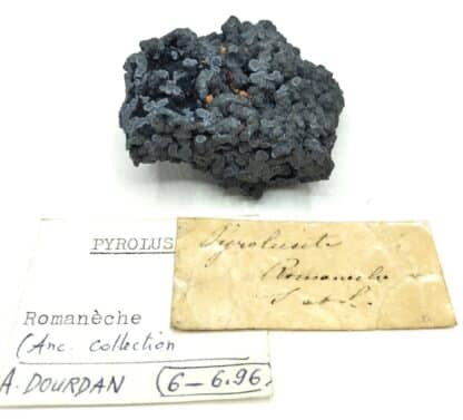 Pyrolusite sur Romanèchite, Romanèche-Thorins, Saône-et-Loire.