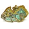 Tranche polie (sur ses deux faces) de variscite (verte) et wardite (jaune) en provenance de Clay Canyon dans l’Utah aux États-Unis (USA). La variscite se présente en nodules sur ce gisement et est entourée de wardite, un phosphate de sodium et aluminium. Les nodules sont découpés en tranches qui sont ensuite polies. Clay Canyon est la localité type de la wardite. Variscite et Wardite, Clay Canyon, Fairfield, Utah, USA (États-Unis).