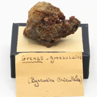 Grenat grossulaire, provenant des Pyrénées-Orientales.