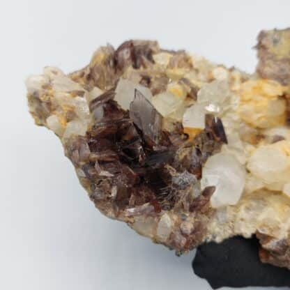 Axinite et Quartz, Les Armentiers, Bourg d’Oisans, Isère.