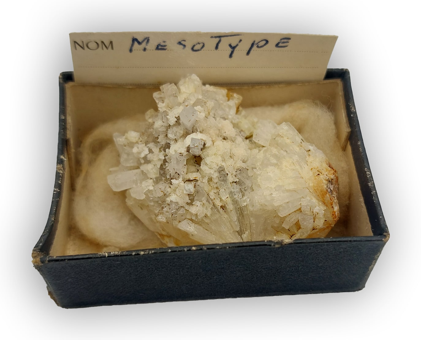 Natrolite, Puy de Marman, Veyre-Monton, Puy de Dôme.