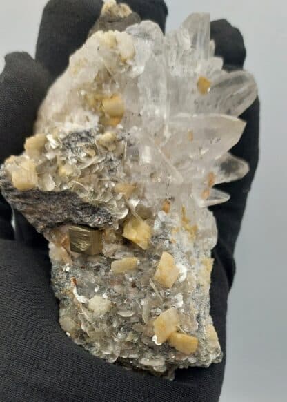 Quartz, Ankérite, Muscovite et Pyrite « collée », Obergestein, Valais, Suisse.