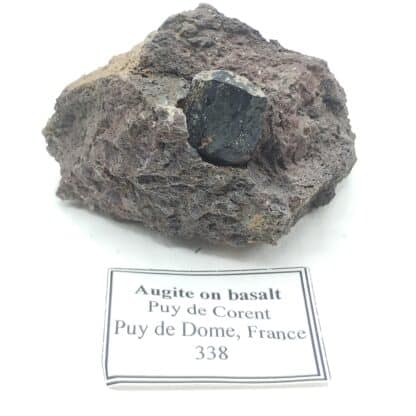 Hornblende basaltique, Puy de Corent, Puy-de-Dôme, Auvergne.