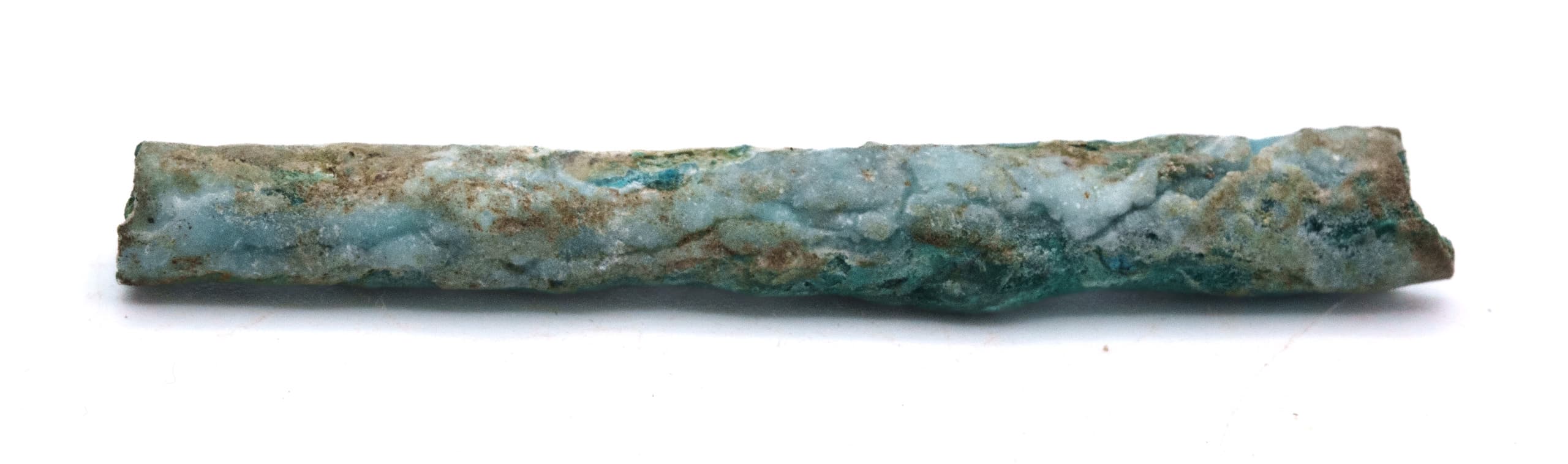 Stalactite délicate d’orthoserpiérite bleu canard. Il s’agit d’un sulfate de cuivre et calcium hydraté de formule chimique : CaCu4(SO4)2(OH)6 · 3H2O. Spécimen récolté par le BRGM dans la mine de Vezzani en Haute-Corse.