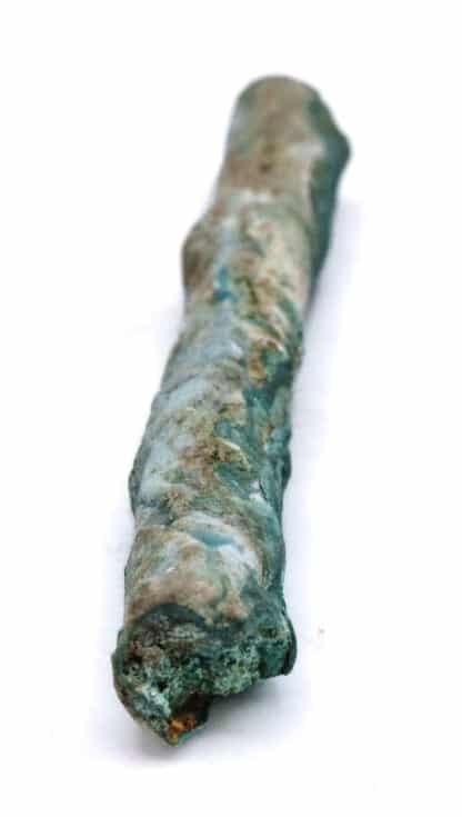 Stalactite délicate d’orthoserpiérite bleu canard. Il s’agit d’un sulfate de cuivre et calcium hydraté de formule chimique : CaCu4(SO4)2(OH)6 · 3H2O. Spécimen récolté par le BRGM dans la mine de Vezzani en Haute-Corse.