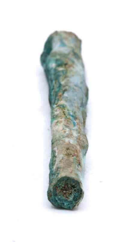 Stalactite délicate d’orthoserpiérite bleu canard. Il s’agit d’un sulfate de cuivre et calcium hydraté de formule chimique : CaCu4(SO4)2(OH)6 · 3H2O. Spécimen récolté par le BRGM dans la mine de Vezzani en Haute-Corse.