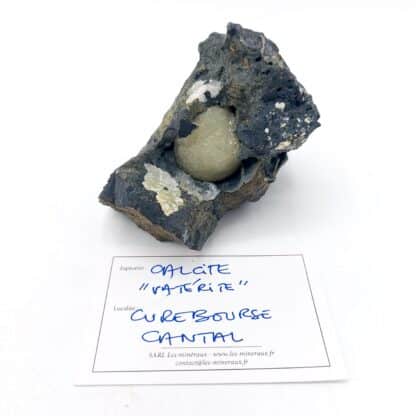 Calcite "vatérite", Curebourse, Cantal, Auvergne.