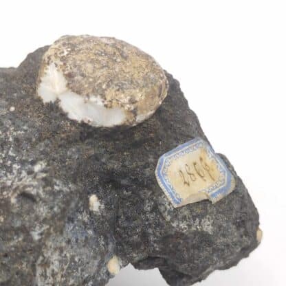 Natrolite, Puy de Marmant, Veyre-Monton, Puy-de-Dôme, Auvergne.