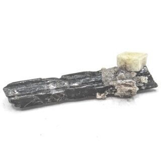 Leucophanite sur Aegirine, Uni-Mix Quarry, Mont Saint-Hilaire, Québec, Canada.