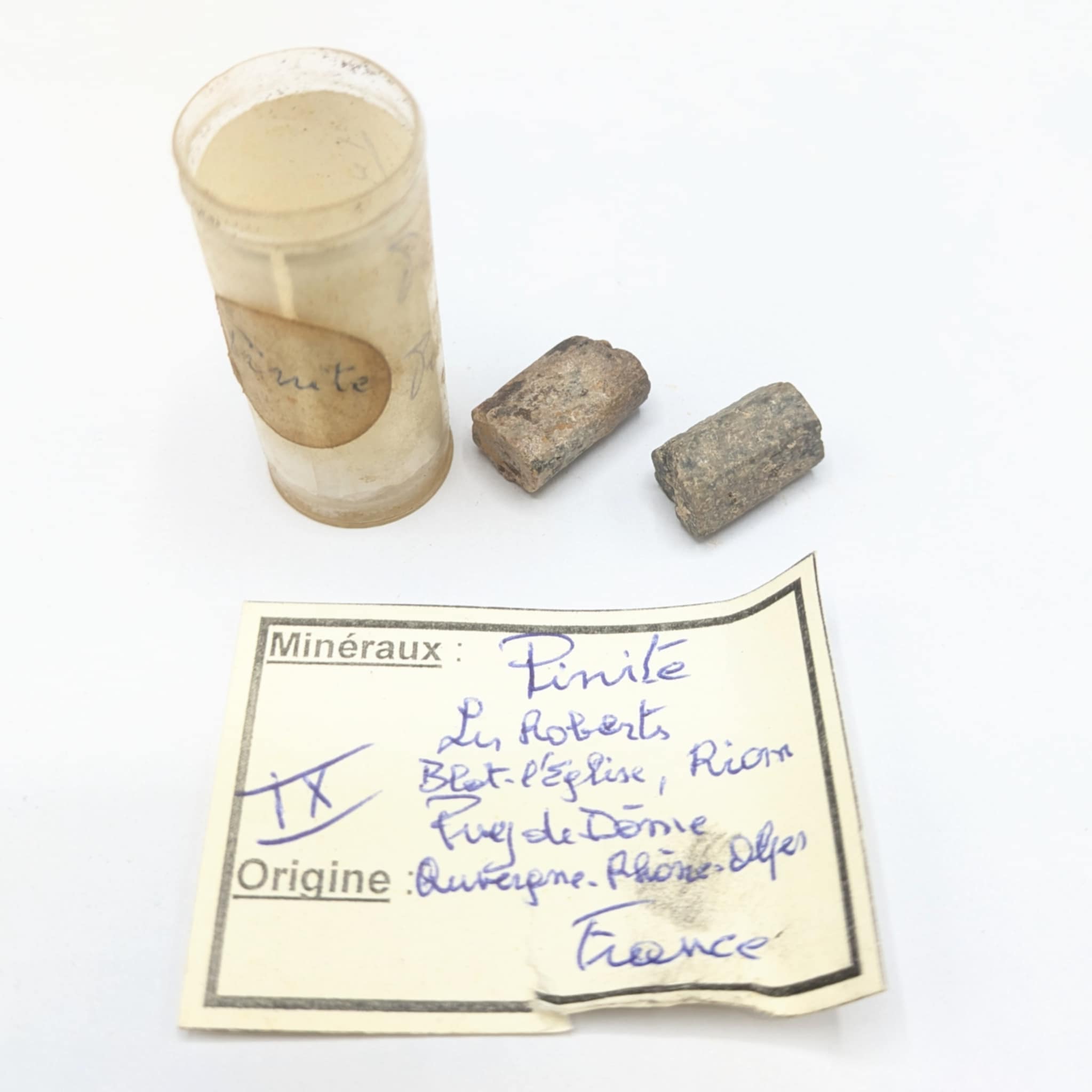 Lot de minéraux rares (Alunite, Pinite, Monite), Puy-de-Dôme, Loiret.