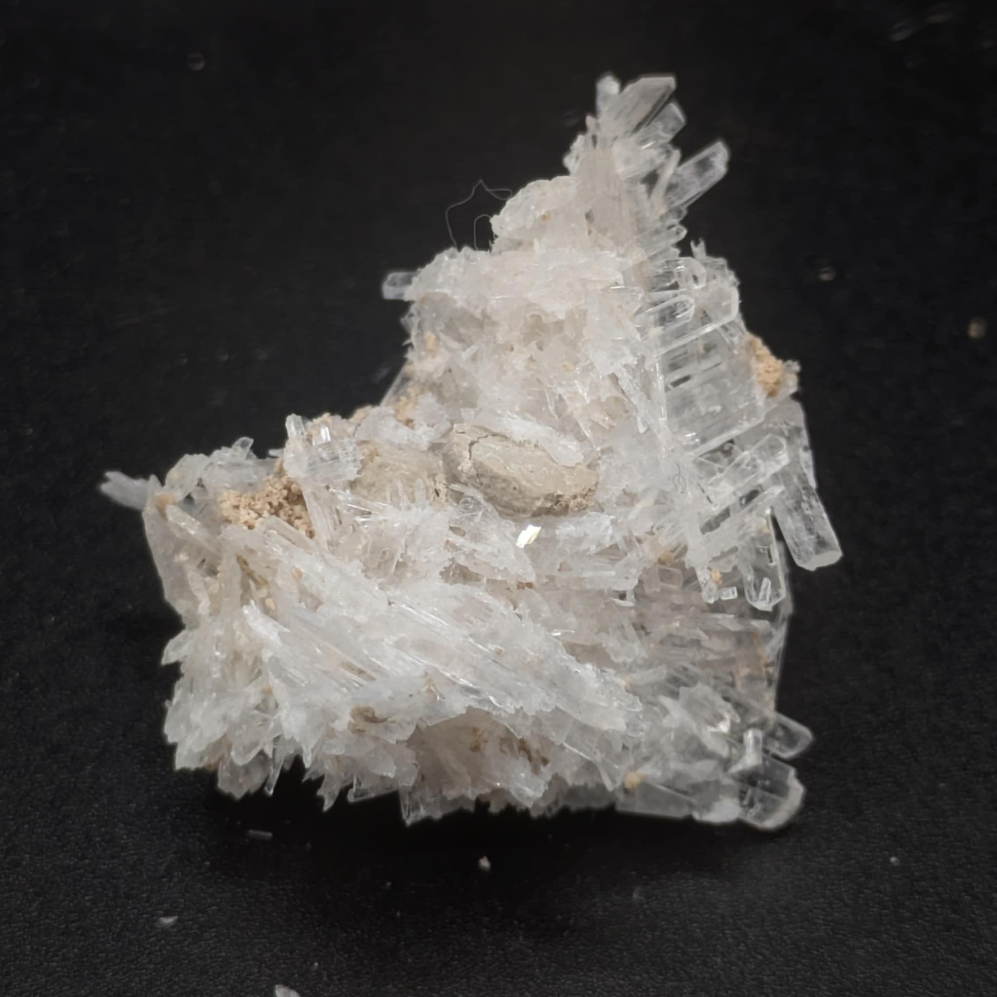 Meyerhofferite, Twenty Mule Team Canyon, Californie, USA.