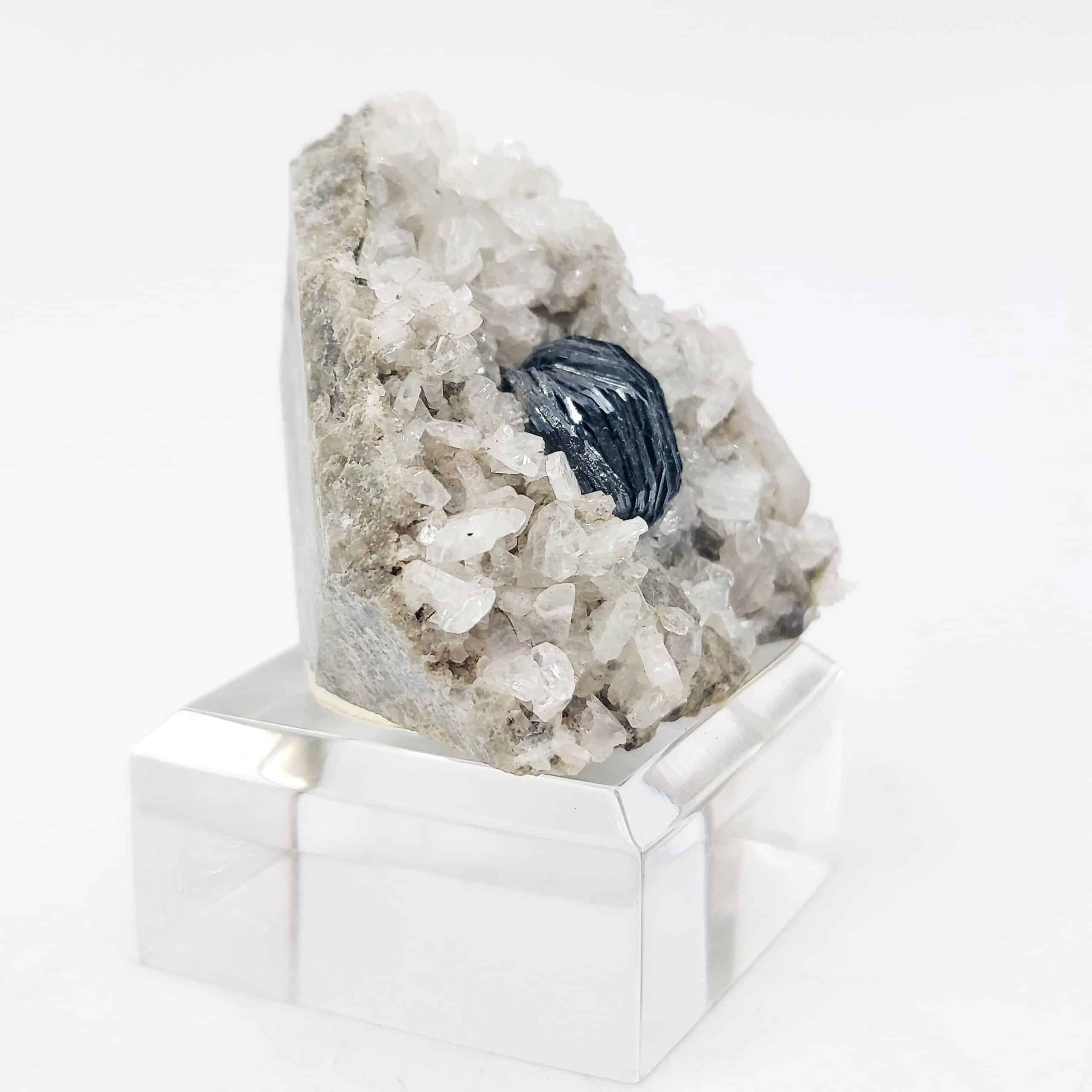 Hématite sur Calcite, Le Plan du Lac, Saint-Christophe-en-Oisans, Isère.