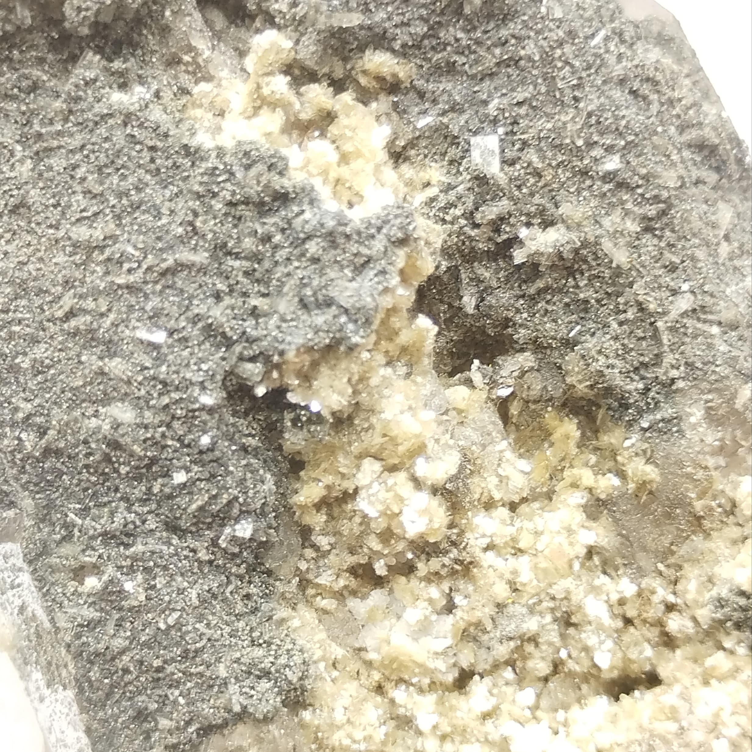 Bertrandite & Quartz, Quilly (La Villeder), Morbihan, Bretagne.
