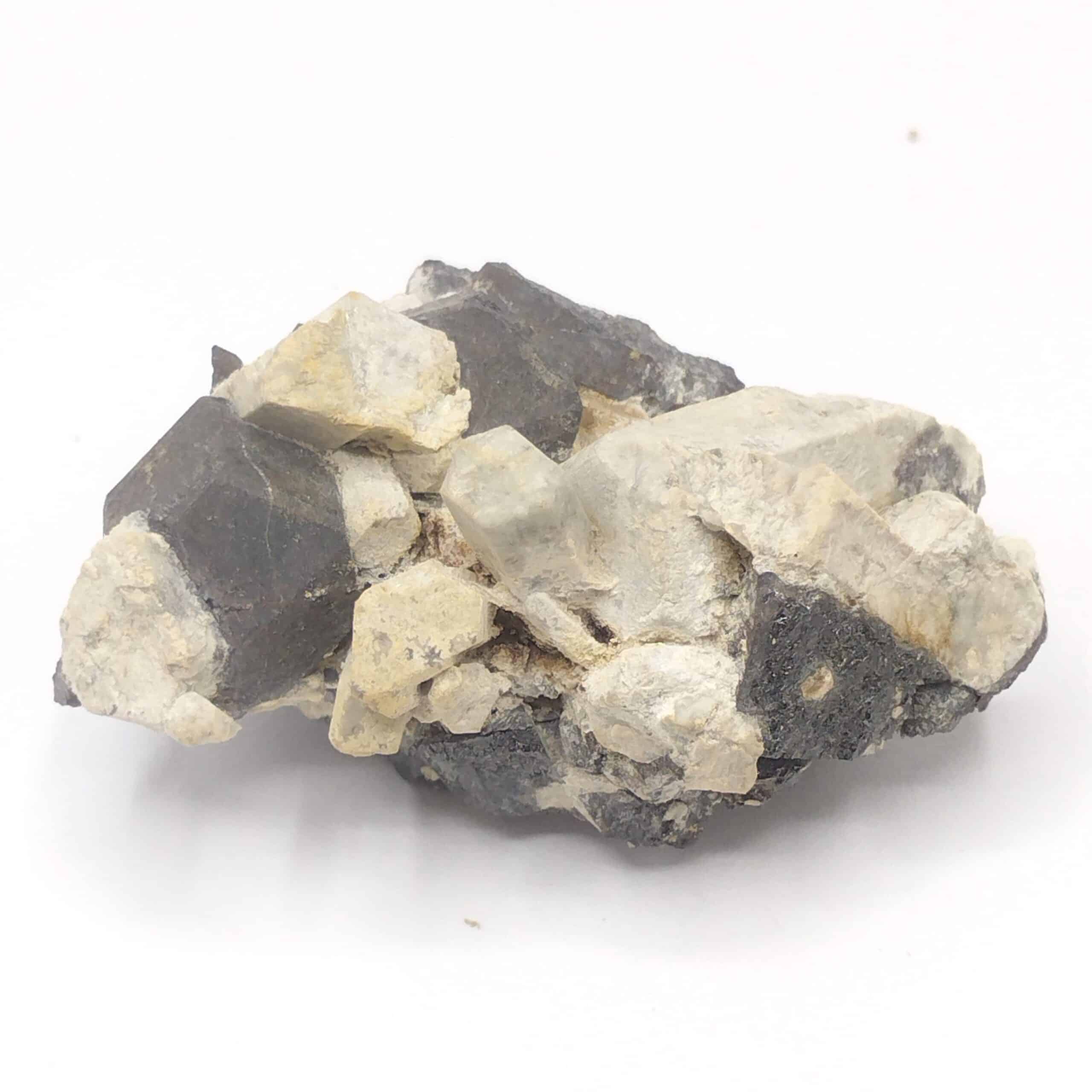 Néphéline & Schorlomite (Grenat), Jebel Bou-Agrao, Midelt, Maroc.
