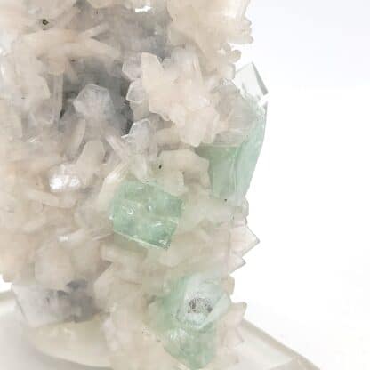 Fluorapophyllite, Stilbite, district de Pune, division de Pune, Maharashtra, Inde.