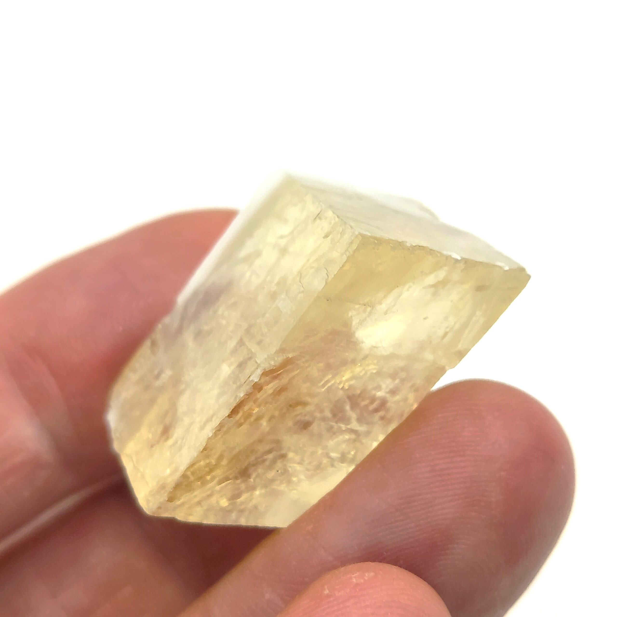 Calcite jaune biréfringente, provenant d'Inde.
