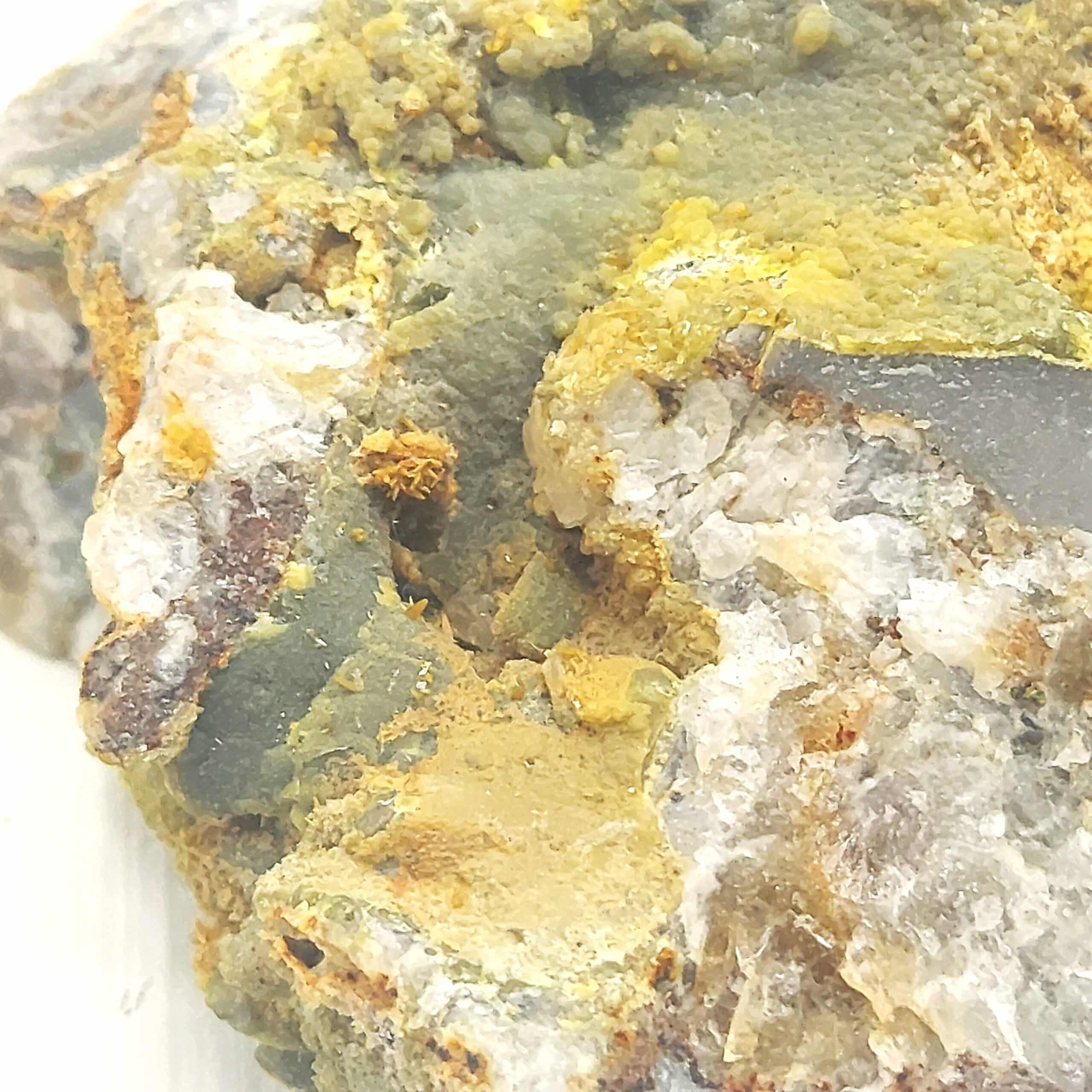 Pyromorphite, Wulfénite, Phosphohedyphane, La Verrière, Les Ardillats, Rhône.