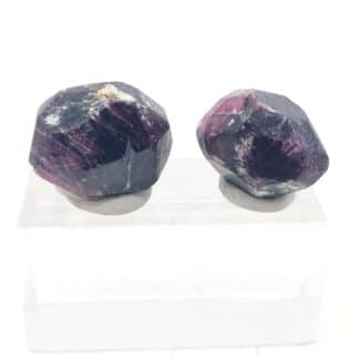 Lot de deux grenats rouge violacés, bien formés aux facettes visibles, en provenance d'Inde.