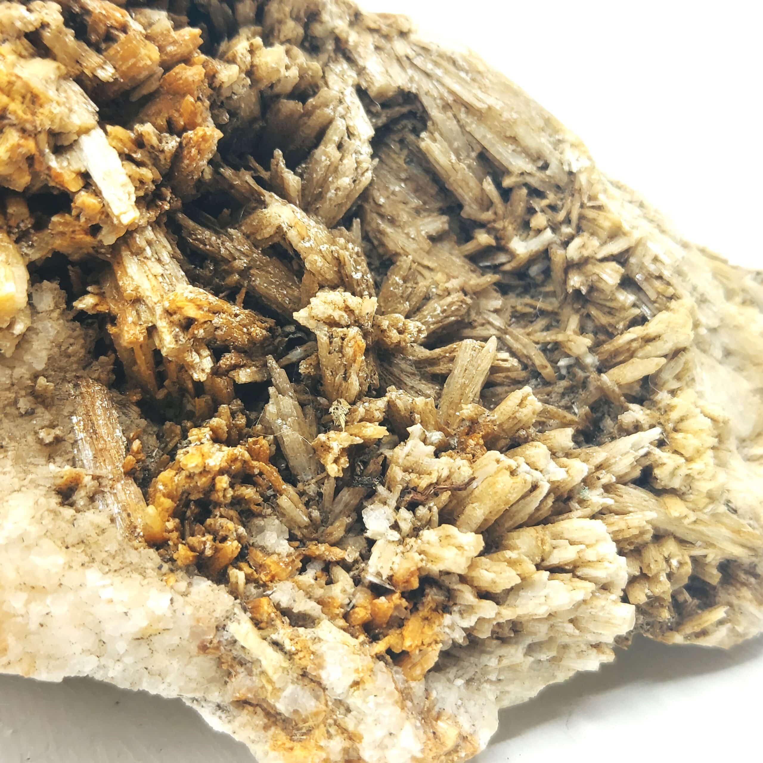 Wollastonite, Batère, Corsavy, Pyrénées-Orientales.