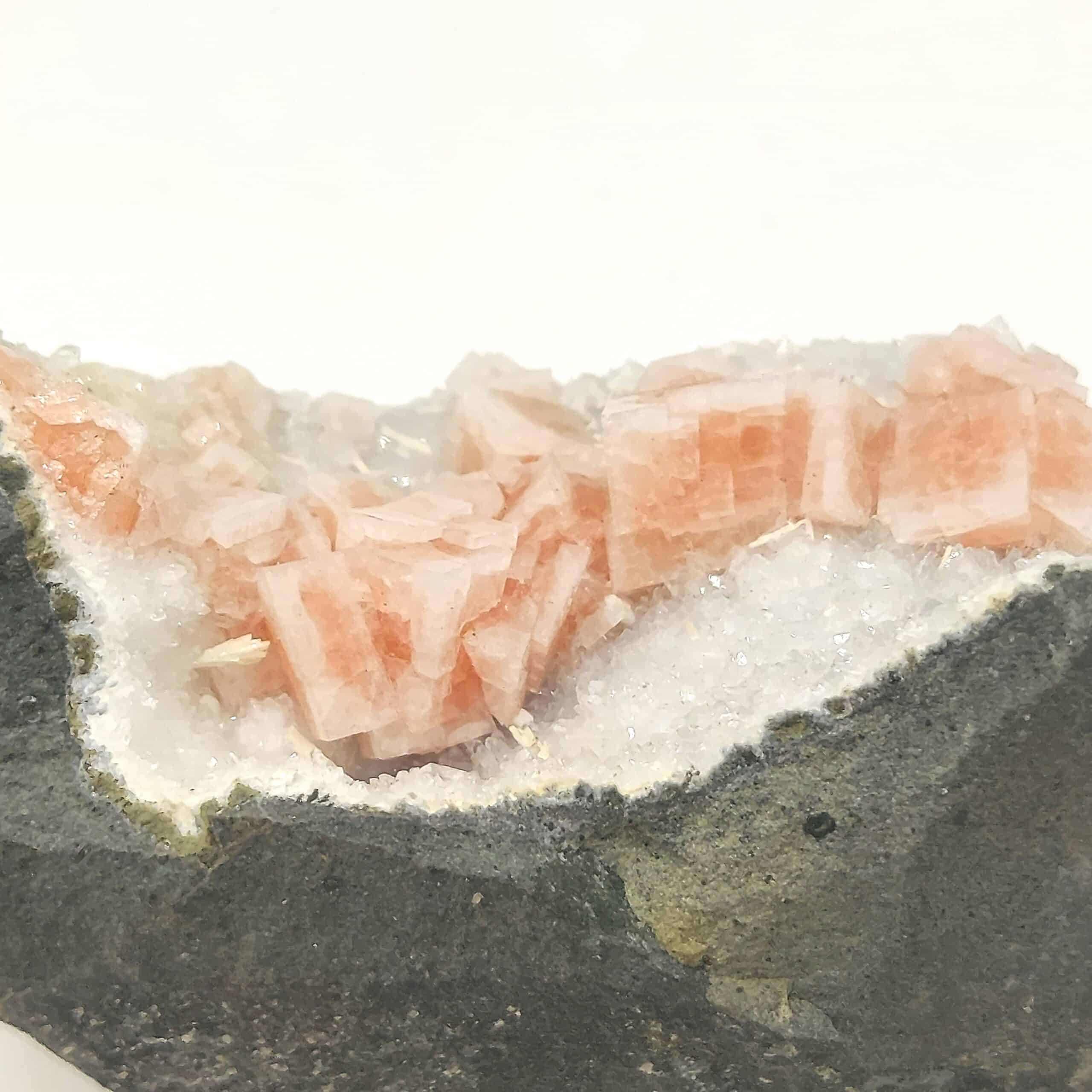 Chabazite, Carrière de Malad, Maharashtra, Inde.