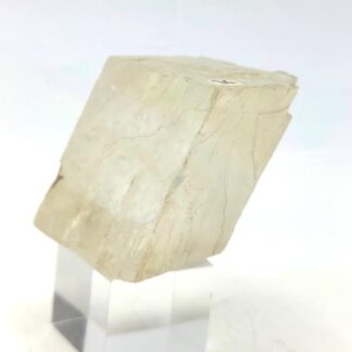 Calcite jaune biréfringente, en provenance d’Inde.