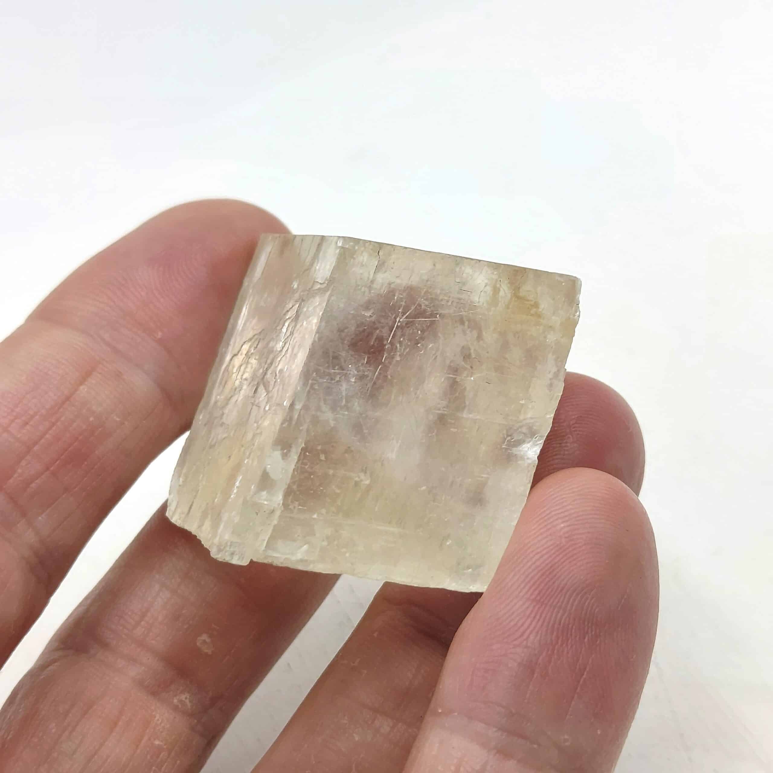 Calcite jaune biréfringente, en provenance d’Inde.