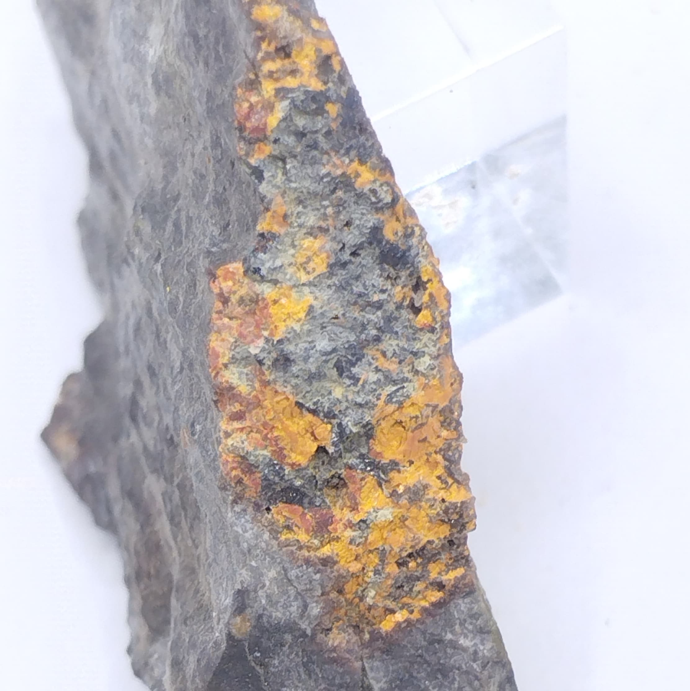 Parapierrotite & Réalgar, Jas Roux, Valgaudemar, Hautes-Alpes.