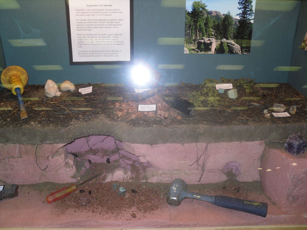 Vitrine montrant les minéraux dans leur milieu naturel et expliquant la collecte des minéraux.