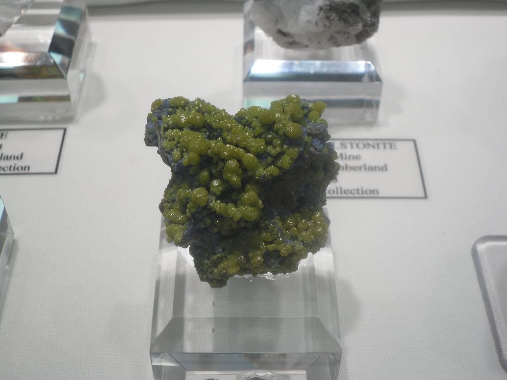 Pyromorphite et plumbogummite, Roughton Gill mine, Caldbeck Fells, Cumbria, England.