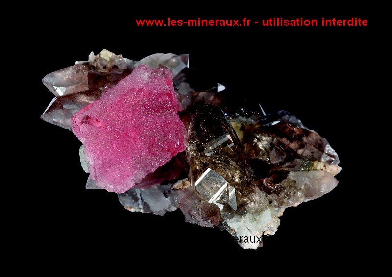 Livre sur les cristaux : fluorine rose de Chamonix.