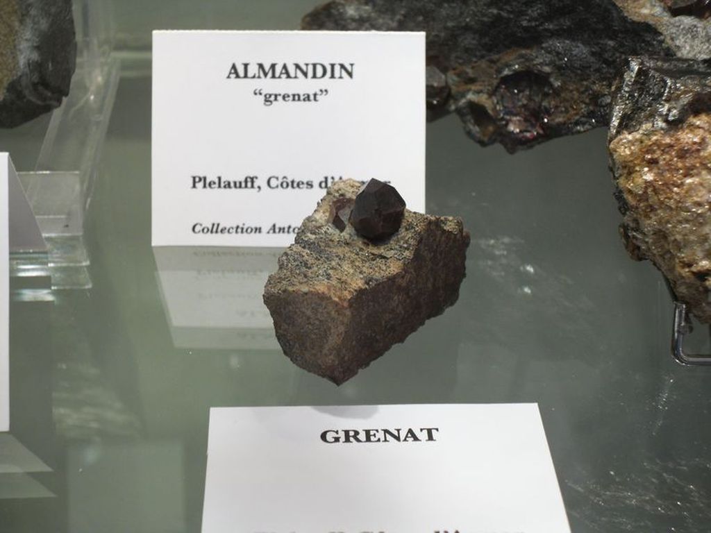 Grenat almandin de Plélauff.