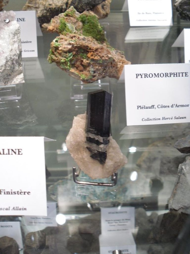 Tourmaline du Finistère, et derrière, pyromorphite de Plélauff.